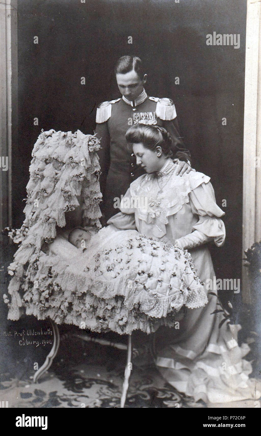 Englisch: Charles Edward, Herzog von Sachsen-Coburg und Gotha und seine Frau Prinzessin Victoria Adelaide von Schleswig-Holstein mit ihrem Sohn Johann Leopold, Erbprinz von Sachsen-Coburg und Gotha. Coburg, 1906, 17 Herzog Carl Eduard von Sachsen-Coburg und Gotha mit Frau und Sohn Stockfoto