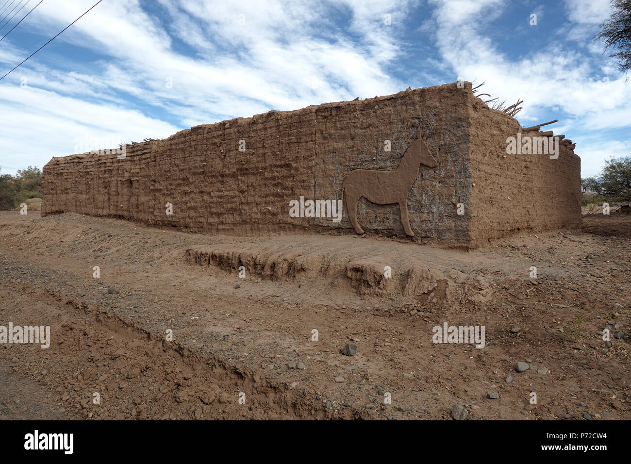 Jagüé, La Rioja, Argentinien - 2018: Typische adobe Haus in der Stadt an der Main Street. Alle Häuser in der Stadt sind von Adobe. Stockfoto