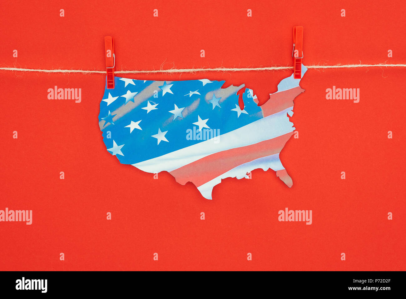 Ansicht von oben auf der Karte mit der amerikanischen Flagge hängen am Seil rot, isoliert, Präsidenten Tag Konzept Stockfoto