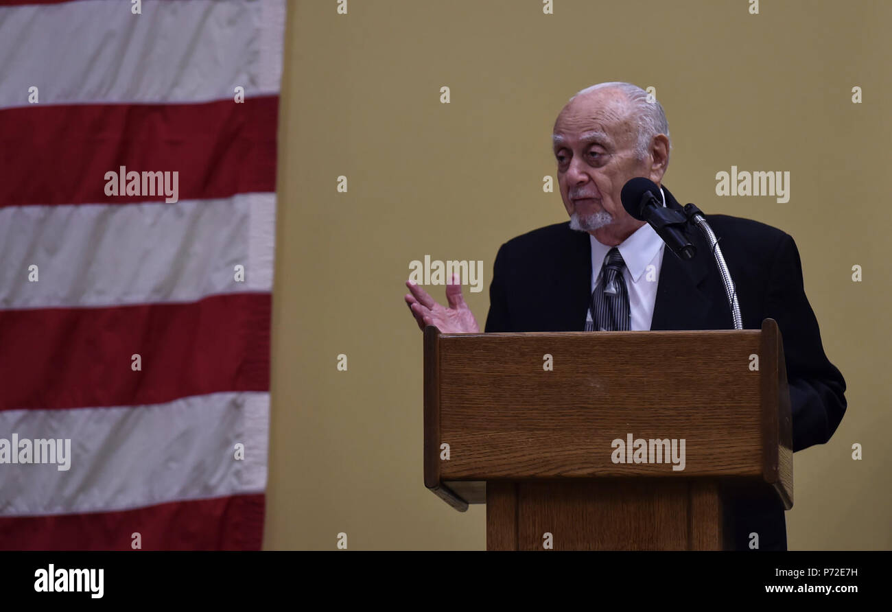 Wilhelm Becker, ehemaliges Mitglied der 801st und 492nd Bombardierung Gruppe, bekannt als die Spekulanten, spricht während Air Force Special Operations Command's 2016 hervorragende Flieger des Jahres Bankett bei Hurlburt Field, Fla., 10. Mai 2017. Die 801St BG war im Harrington Feld, England, im September 1943 gegründet. Fast ein Jahr später, es wäre wie die 492Nd redesignated BG, eine Abdeckung für Ihre geheime Mission - Betrieb Carpetbagger werden. Während des Krieges, die 492Nd BG geholfen, mehr als 5.000 Tonnen Hilfsgüter, darunter 18,535 Container liefern, 10.700 Pakete, 662 Spione und ungefähr eine Million gal Stockfoto