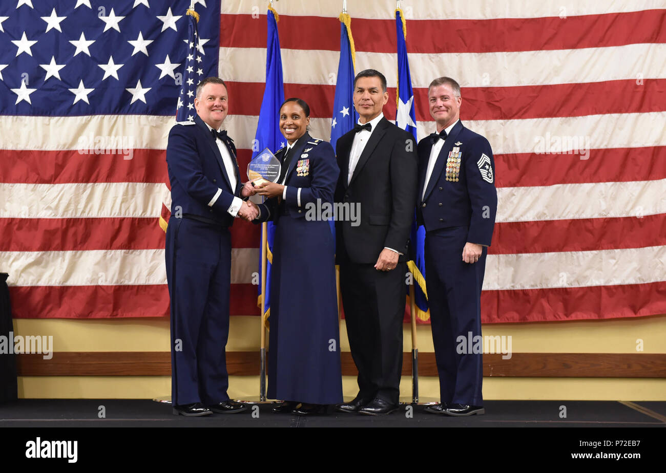 Air Commandos und Familien nehmen an einem Bankett des Air Force Special Operations Command's 2016 hervorragende Flieger des Jahres am Hurlburt Field, Fla., 10. Mai 2017 zu erkennen. AFSOC förmlich anerkannt hervorragenden Flieger des Jahres mit einer einwöchigen Tour von hurlburt Field. Stockfoto