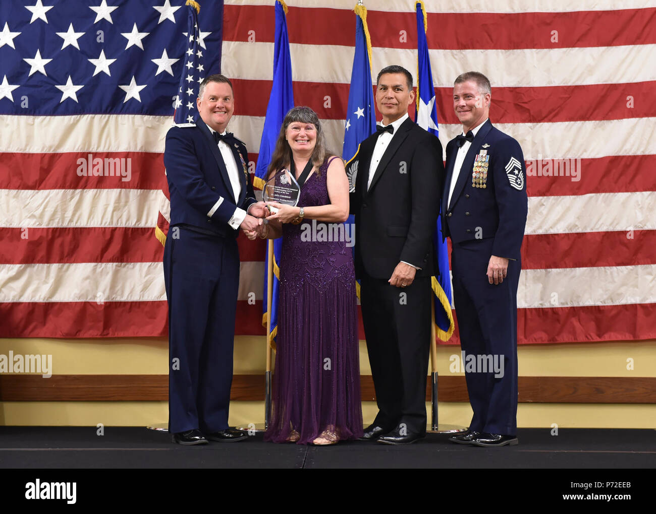 Air Commandos und Familien nehmen an einem Bankett des Air Force Special Operations Command's 2016 hervorragende Flieger des Jahres am Hurlburt Field, Fla., 10. Mai 2017 zu erkennen. AFSOC förmlich anerkannt hervorragenden Flieger des Jahres mit einer einwöchigen Tour von hurlburt Field. Stockfoto