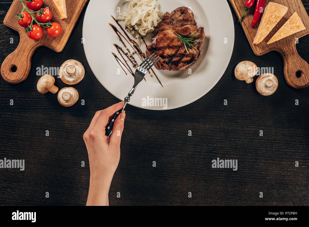 Zugeschnittenes Bild der Frau mit Gabel und gehen Rindersteak Essen Stockfoto