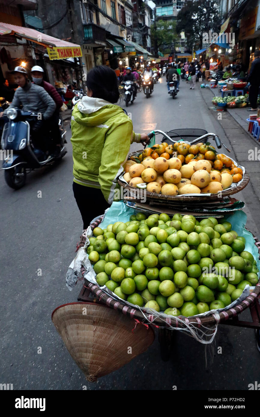 Straßenhändler verkaufen Obst, Hanoi, Vietnam, Indochina, Südostasien, Asien Stockfoto