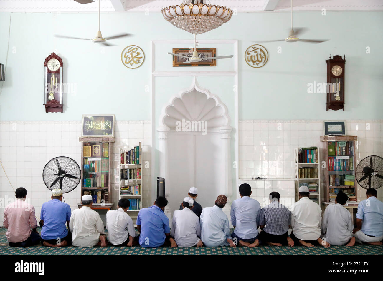 Muslimische Männer beten, Saigon Central Mosque, Ho Chi Minh City, Vietnam, Indochina, Südostasien, Asien Stockfoto