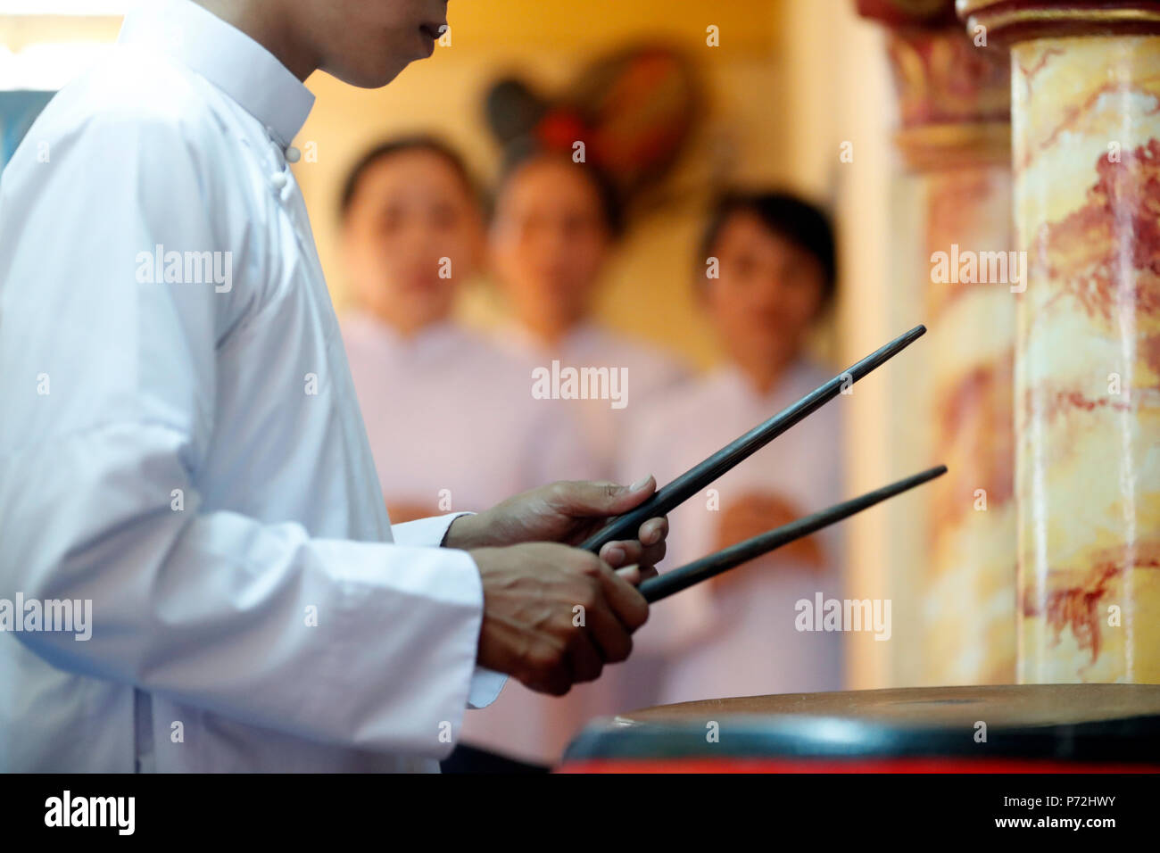 Cao Dai worshipper Schlagzeug, Cao Dai Tempel, Phu Quoc, Vietnam, Indochina, Südostasien, Asien Stockfoto