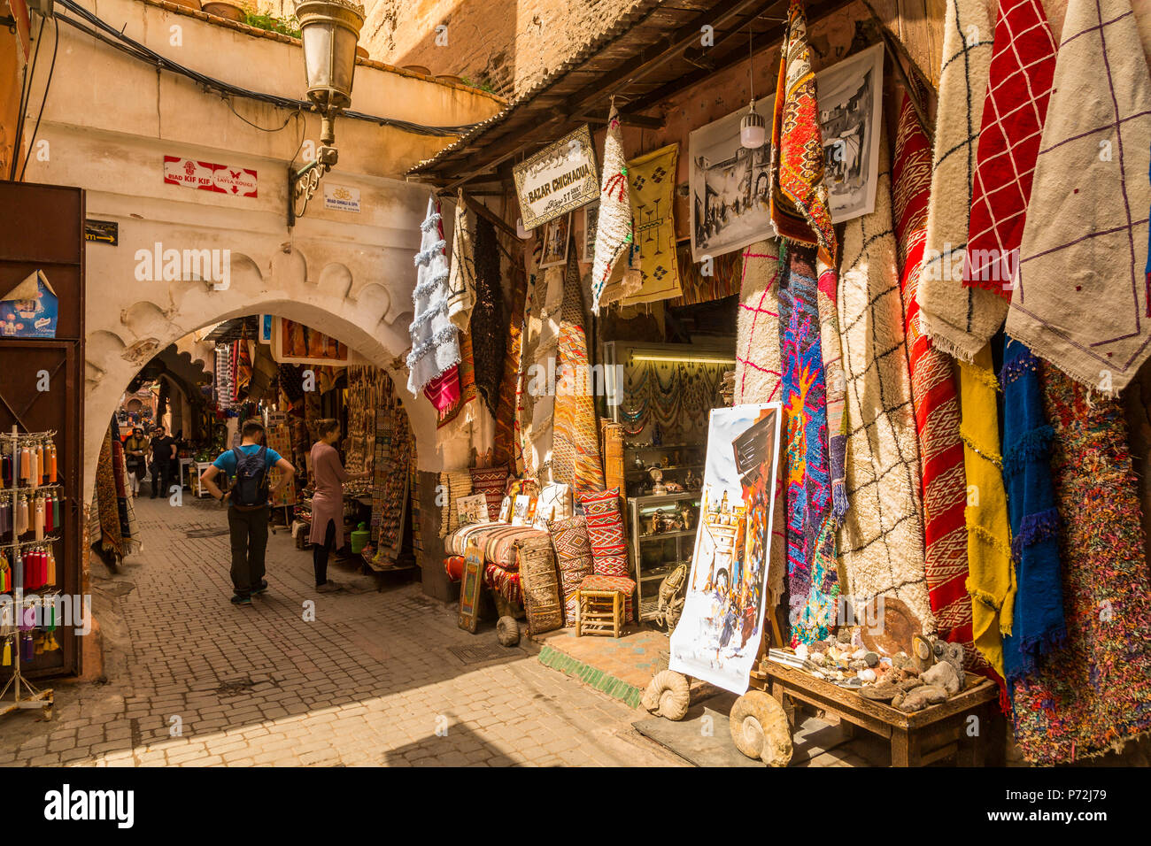 Kleider für den Verkauf auf dem Markt Rahba Qedima, Marrakesch (Marrakesch), Marokko, Nordafrika, Afrika Stockfoto