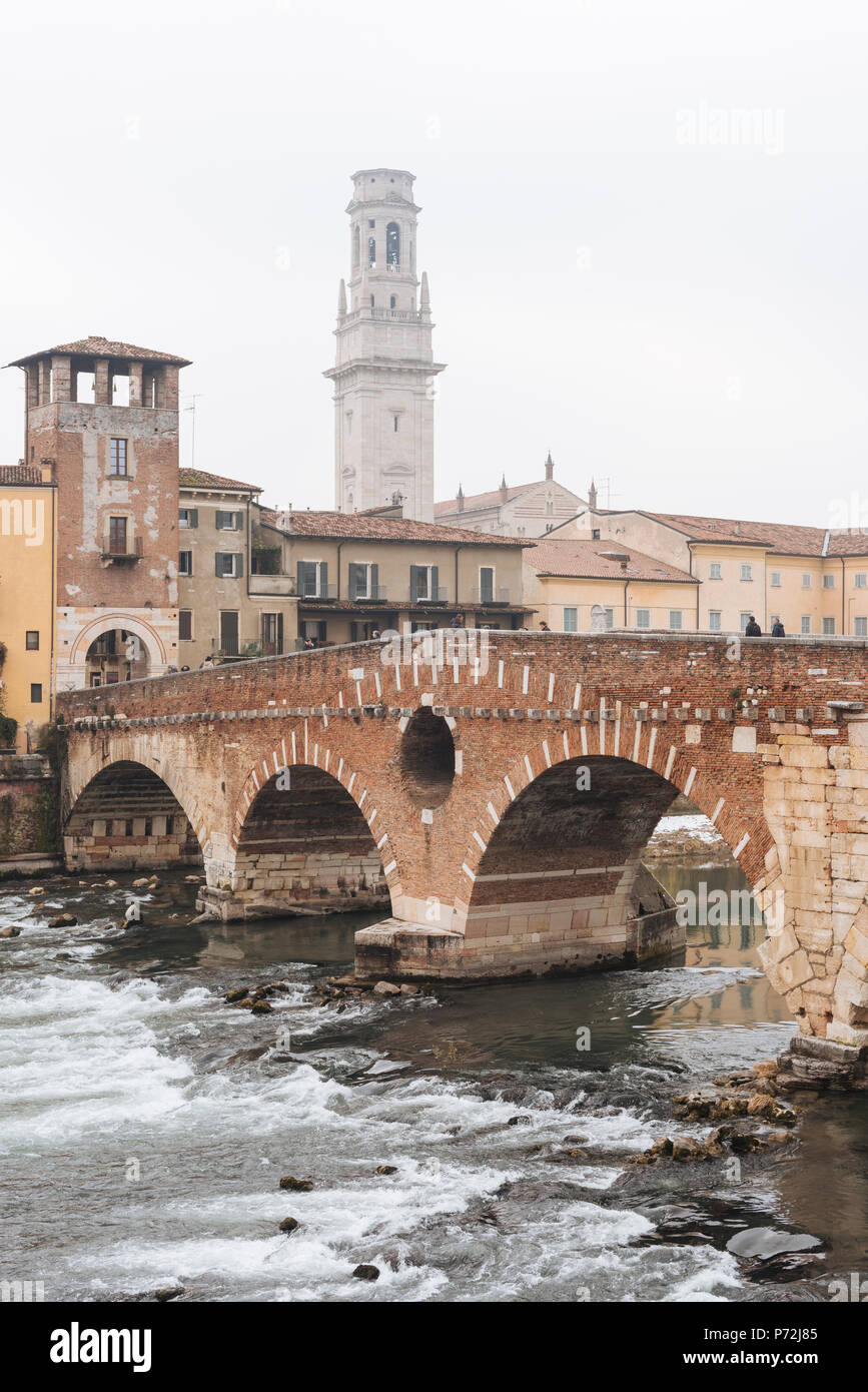 Ponte Pietra und die Altstadt von Verona, Venetien, Italien, Europa Stockfoto