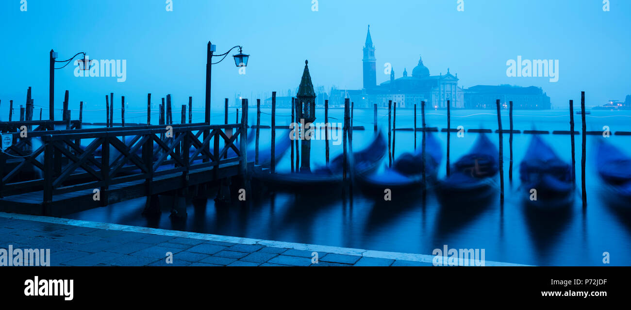 Gondeln an der Küste von St. Mark's Basin in der Morgendämmerung, Venedig, UNESCO-Weltkulturerbe, Provinz Veneto, Italien, Europa Stockfoto