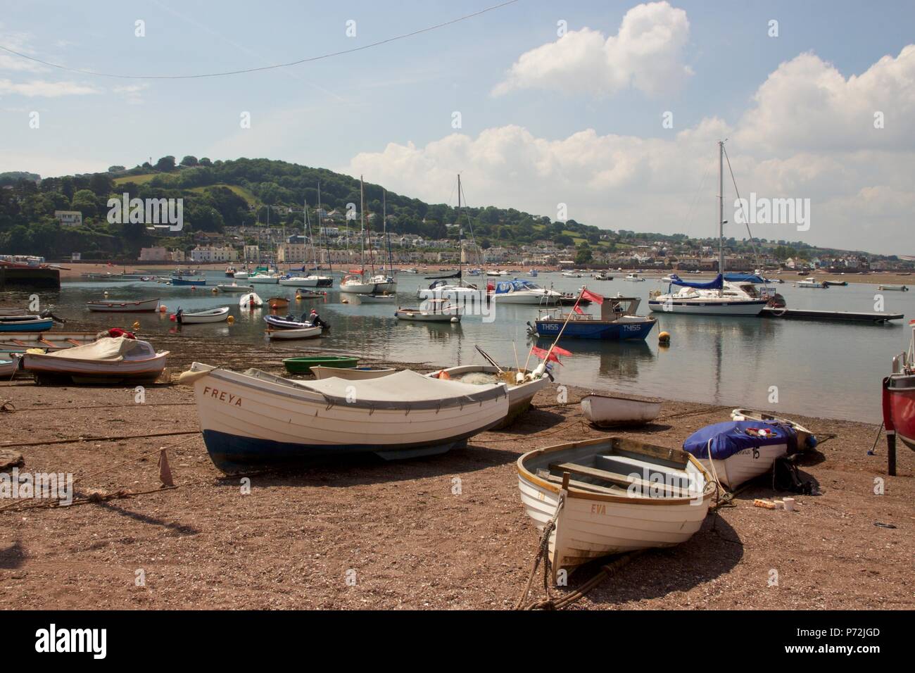 Teignmouth zurück Strand ist ein kleiner Sandstrand Hafen im Zentrum von Teignmouth, South Devon mit Arbeiten Boote und Fischer Stockfoto
