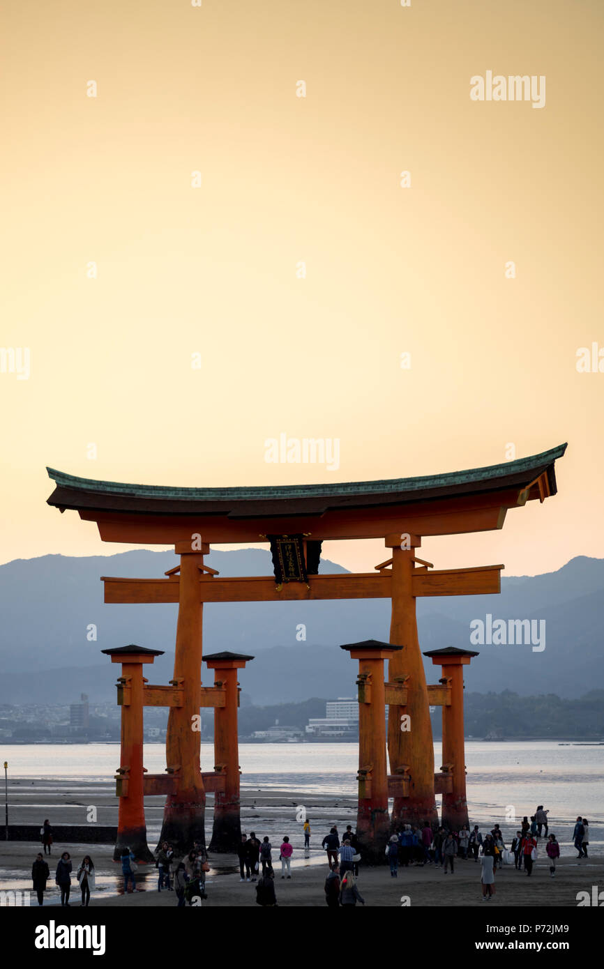 Touristen gehen unter der Torii von Miyajima Tor bei Ebbe, Itsukushima, UNESCO-Weltkulturerbe, Präfektur Hiroshima, Honshu, Japan, Asien Stockfoto