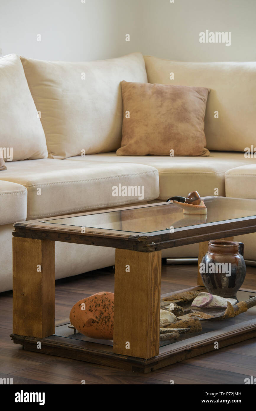 Home Interior Design Komfortable Moderne Sofa In Naturlichen Farben Und Einem Rustikalen Holztisch Mit Antike Objekte Stockfotografie Alamy