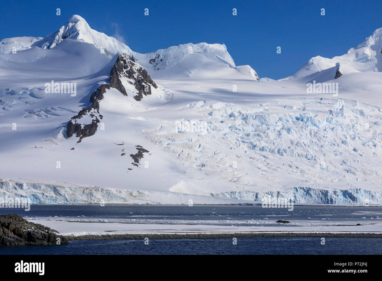 Niedrig liegenden Half Moon Island, Livingston Insel Berge und Gletscher, Abendsonne, South Shetland Inseln, Antarktis, Polargebiete Stockfoto