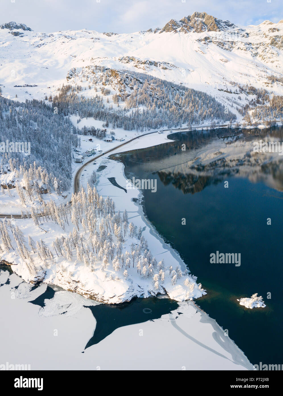 Antenne Panoramablick auf Straße um gefrorenen See Sils, PLAUN DA LEJ, Maloja Region, Kanton Graubünden, Engadin, Schweiz, Europa (Drone) Stockfoto