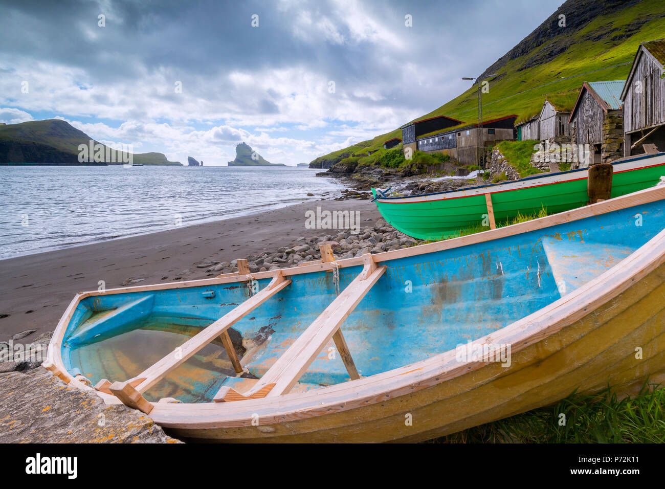 Boote am Strand, Bour, Vagar Island, Färöer, Dänemark, Europa Stockfoto