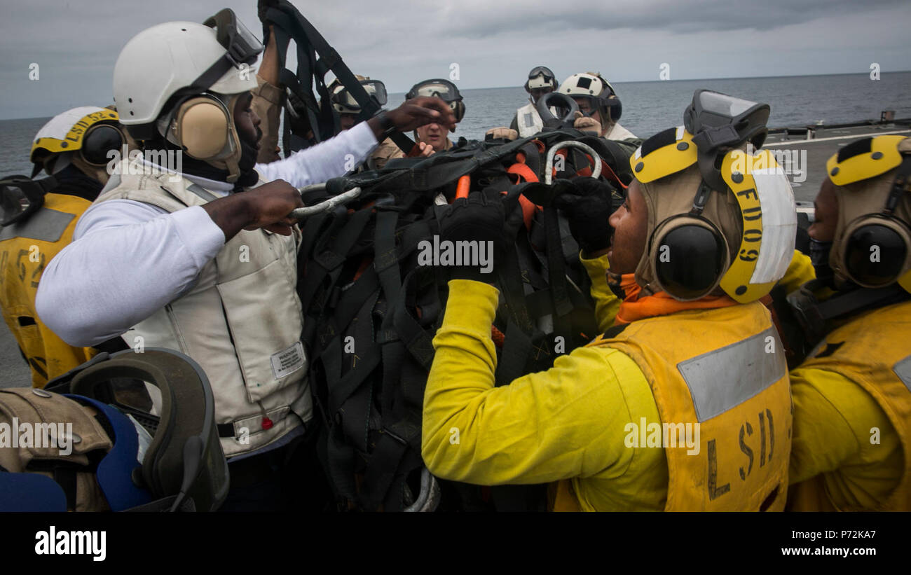 Pazifik-Marines mit Bekämpfung der Logistik-Bataillon 15, die Logistik zu bekämpfen Bestandteil der 15. Marine Expeditionary Unit zugewiesen, Bekämpfung von Cargo und Segler mit Decksbereich, USS Pearl Harbor (LSD-52) entfernen Riemen von Rationen an das Schiff von einer vertikalen Nachschub Mission während zusammengesetzte Einheit Übung, 11. Mai 2017 geliefert. Die Fähigkeit der Nachschub auf hoher See gibt der 15. Marine Expeditionary Unit und die Amerika amphibische bereit Gruppe die notwendige Mobilität und Nachhaltigkeit einen asymmetrischen Vorteil gegenüber Gegner halten. Während COMPTUEX, 15. mir Stockfoto