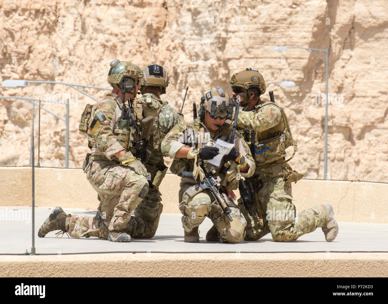 AMMAN, Jordanien (11. Mai 2017) die Mitglieder des Air Force Special Operations und Italienischen Special Operations sichern eine Dachterrasse während einer Übung zur Unterstützung der Eifrig Lion 2017. Eifrig Lion ist eine jährliche US Central Command Übung in Jordanien, die militärische Stärkung der militärischen Beziehungen zwischen den USA, Jordanien und anderen internationalen Partnern. In diesem Jahr Iteration besteht aus ungefähr 7.200 Soldaten aus mehr als 20 Nationen, die für Szenarien, die Sicherheit der Grenzen, das Kommando und die Kontrolle, Cyber Defense und battlespace Management reagieren werden. Stockfoto