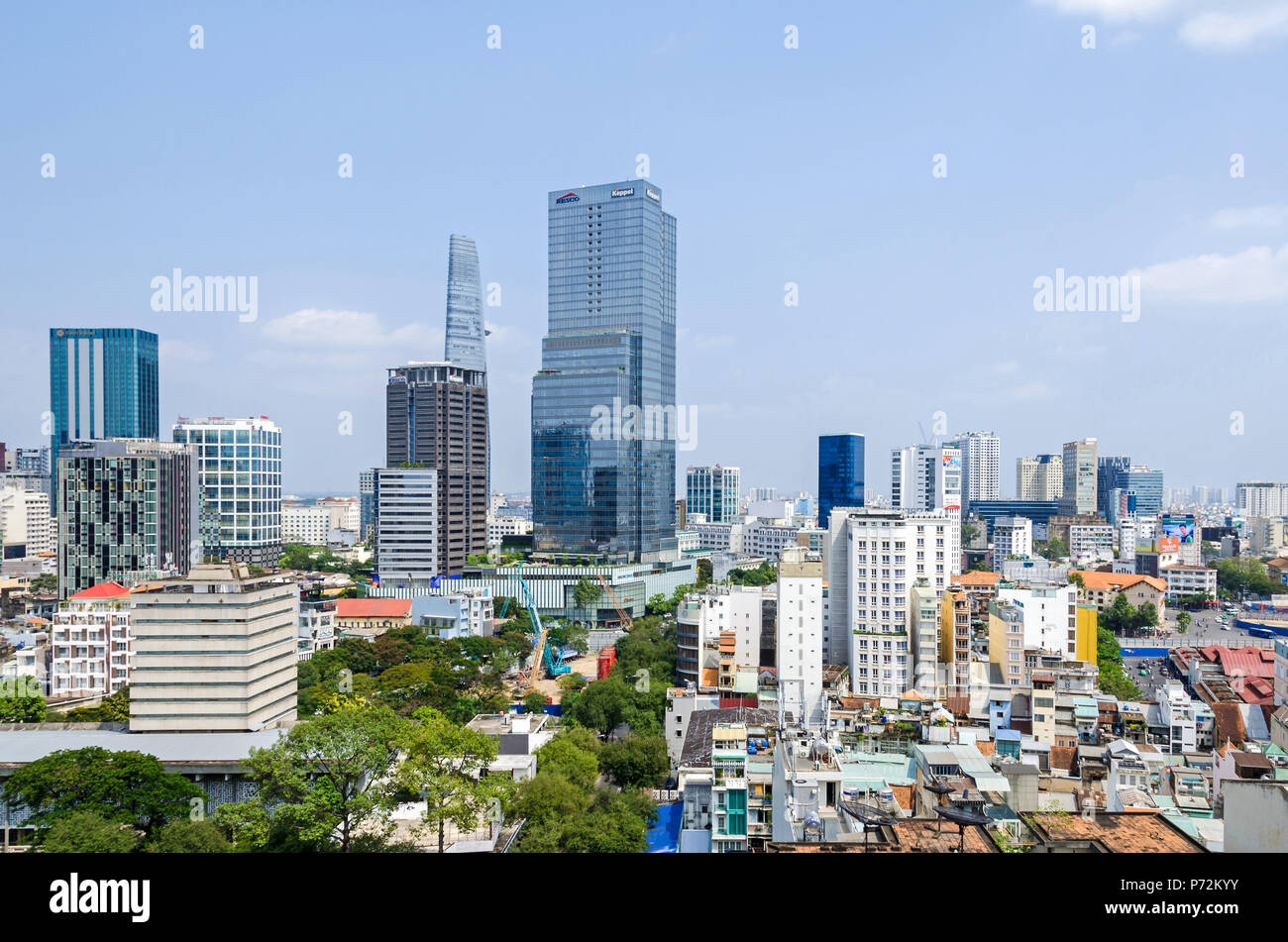 Ho Chi Minh City, Vietnam - Am 4. April, 2018: Ho Chi Minh City Metropole mit seinen wenigen alten Gebäude und neue moderne Gebäude des Hotels und Stockfoto
