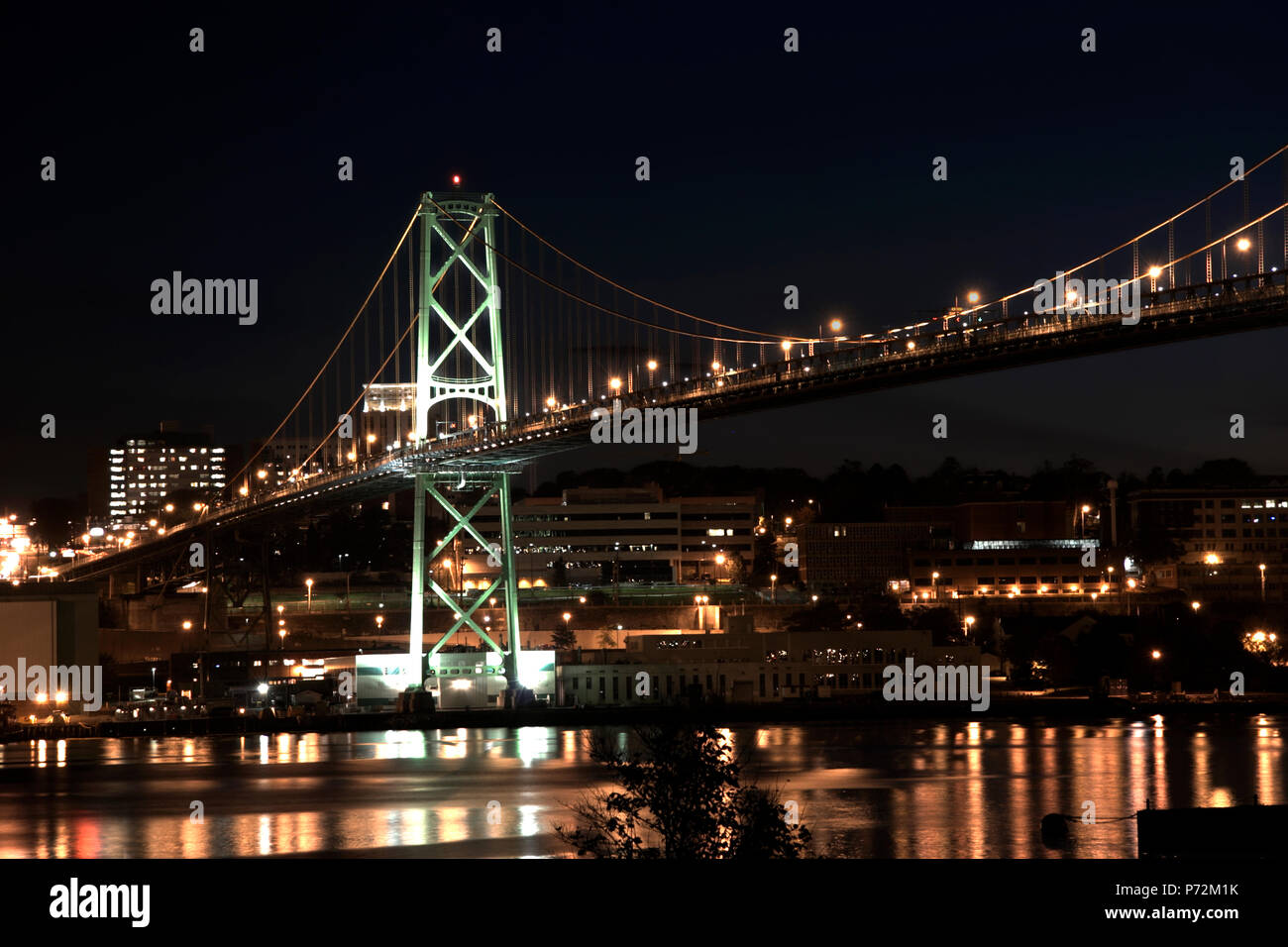 29. Mai 2007: Halifax, Neuschottland - der Angus L. MacDonald Bridge bei Nacht mit einer Überlegung über den Hafen von Halifax. Stockfoto