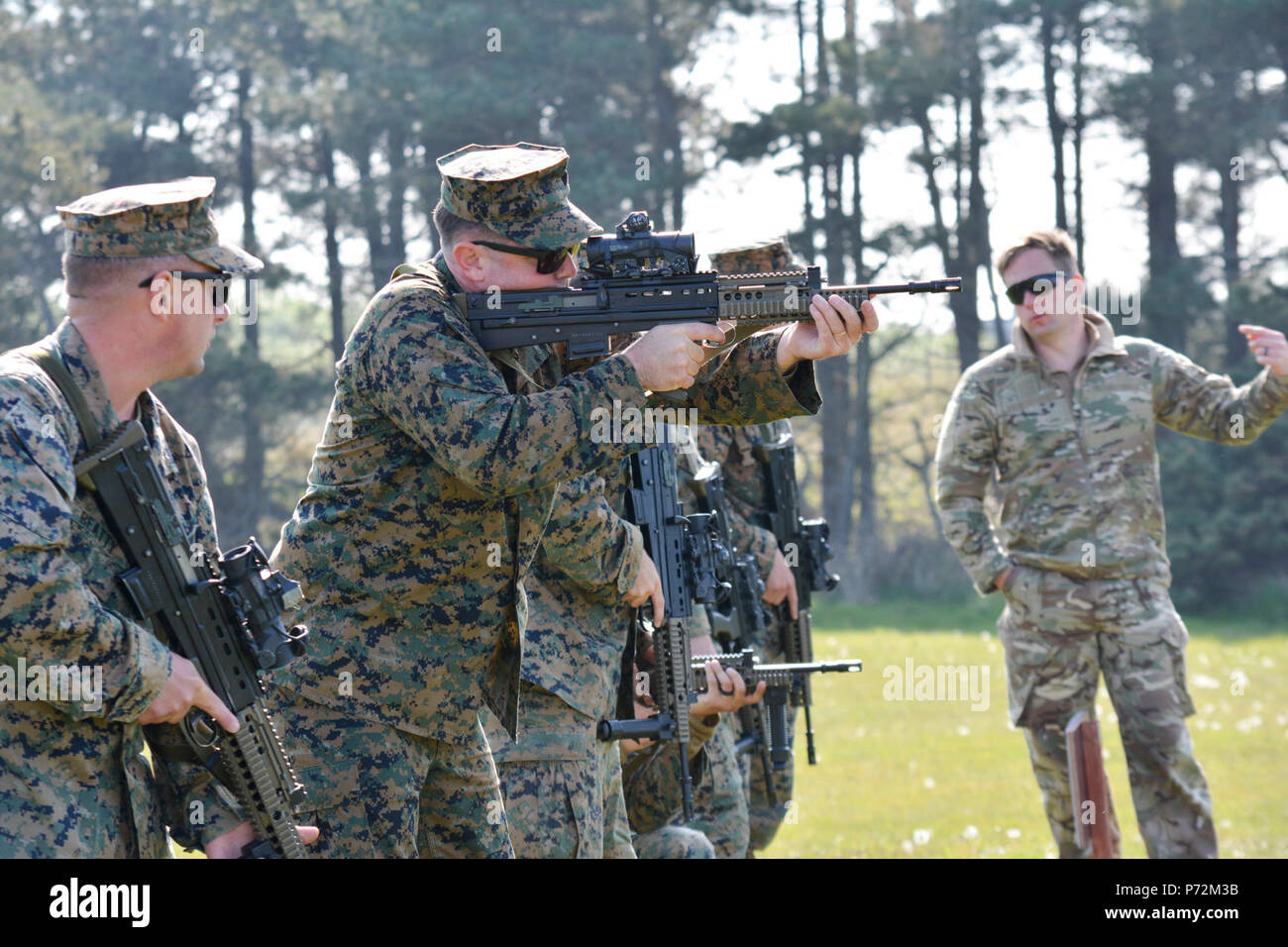 Us-Marines Treffsicherheit Training Company, Waffen Training Bataillon, Anblick in mit SA80A2 L 85 Sturmgewehr an altcar Ausbildungslager, Hightown, Vereinigtes Königreich, am 11. Mai 2017 vergeben. Das US Marine Corps reist in das Vereinigte Königreich, die jährlich in den Royal Marines operative Schießen Wettbewerb bestehen zu können und lernen, mit ihren Verbündeten beim Aufbau von Beziehungen. Stockfoto