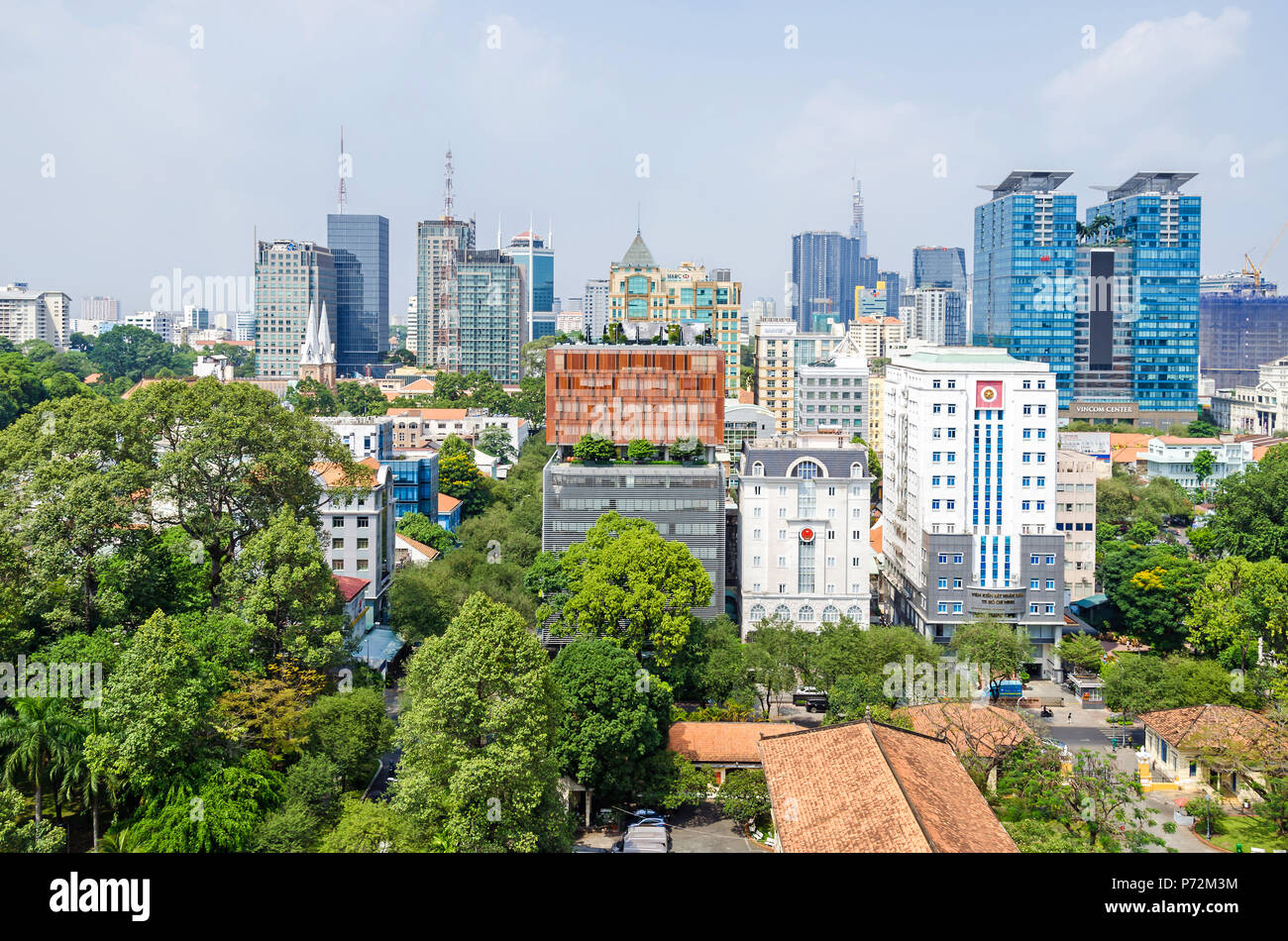 Ho Chi Minh City, Vietnam - Am 4. April, 2018: Ho Chi Minh City Metropole mit der Kathedrale Notre-Dame Basilika von Saigon, Saigon Trade Center auf der linken Seite ein Stockfoto