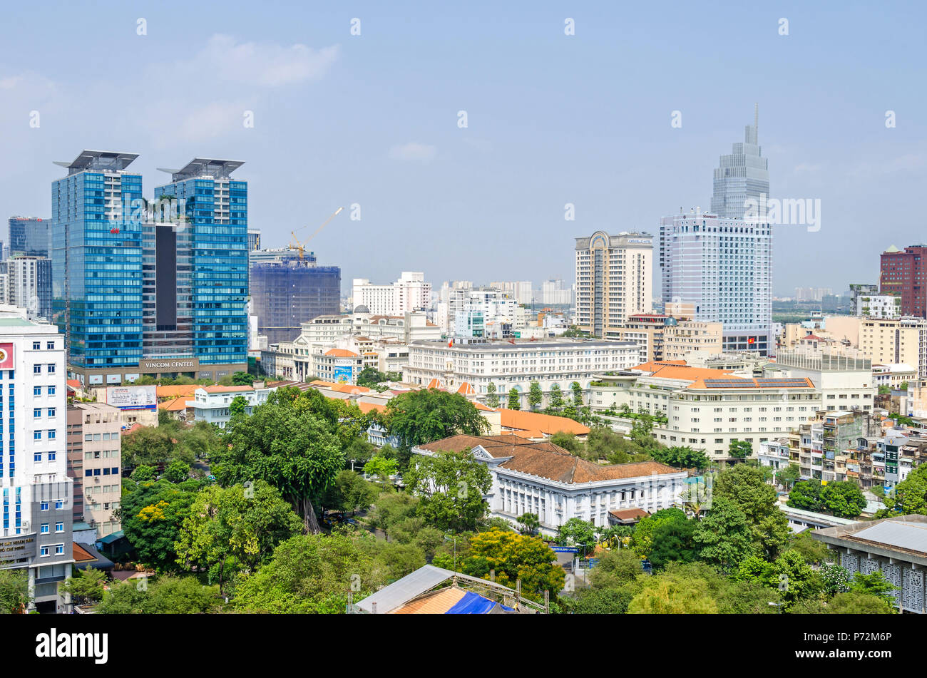 Ho Chi Minh City, Vietnam - Am 4. April, 2018: Ho Chi Minh City Metropole mit seinen alten französischen Stil Hotels und neue moderne Gebäude Stockfoto