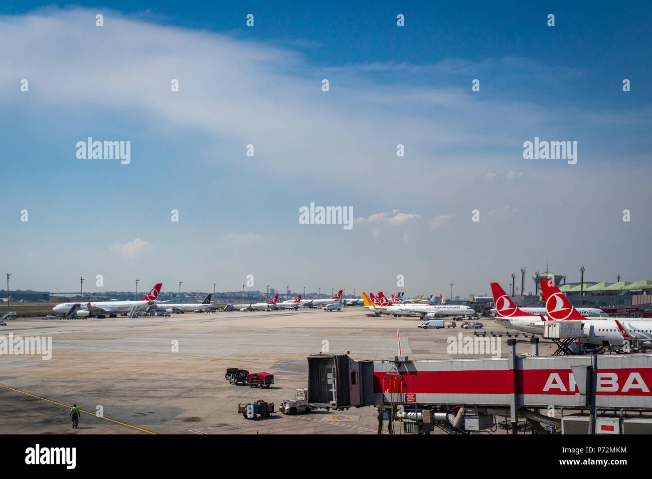 Istanbul, Türkei - Juni 2018: Turkish Airlines Flugzeug auf der Landebahn des Flughafen Istanbul Atatürk. Turkish Airlines ist die nationale Fluggesellschaft airli Stockfoto