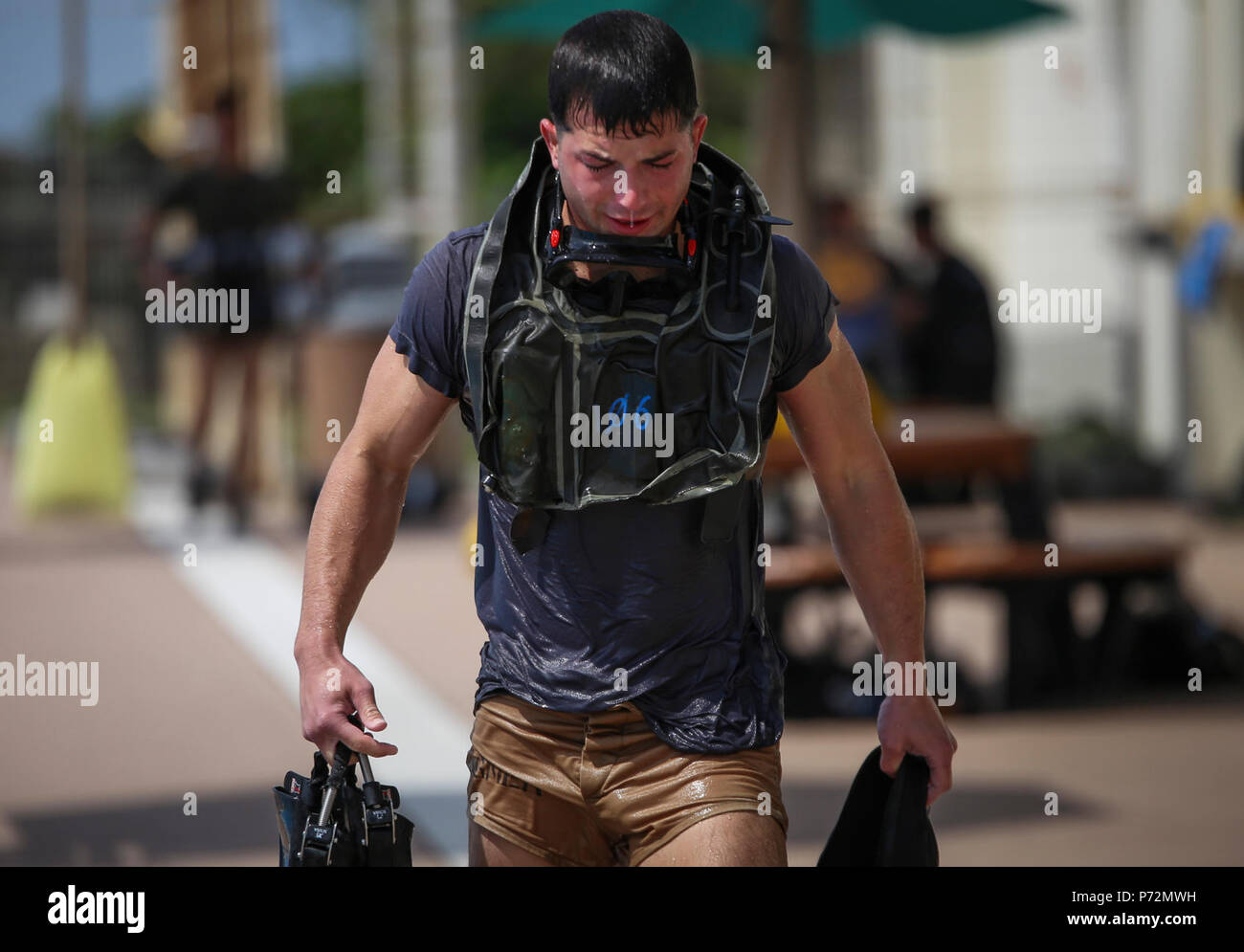 Sgt. William Wagner entsteht aus dem Pool nach Abschluss einen Teil des U.S. Marine Corps Kämpfer Taucher Kurs, auf Camp Schwab, Okinawa, Japan, 11. Mai 2017. Ein mobiles Training Team von Navy Tauchen und Bergung Training Center, Panama City, Florida, leitete die Ausbildung. Das USMC Kämpfer Taucher Kurs ist acht Wochen und kombiniert Vorträge, Demonstrationen und praktische Anwendung der Stromkreis tauchen, tauchen Physik und medizinische Hilfe. Wagner, von Dallas, Texas, ist eine Aufklärung Marine mit 3 Reconnaissance Bataillon, 3rd Marine Division, III Marine Expeditionary Force. Stockfoto