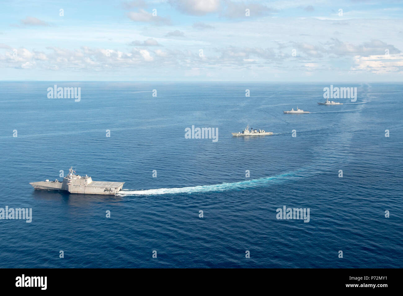 SOUTH CHINA SEA (11. Mai 2017) dem Littoral Combat Ship USS Coronado (LCS 4), die Königlich Thailändische Marine Fregatte HTMS Naresuan (FFG421), der Republik Singapur Marine Fregatte RSS Intrepid (FFG 69), und der Arleigh-burke-Klasse geführte Anti-raketen-Zerstörer USS Sterett (DDG104) führen Bewegungen während der multilateralen Zusammenarbeit flott Bereitschaft und Weiterbildung (Karat) Übung koordiniert. CARAT ist eine Reihe von jährlichen maritime Übungen, die auf die Stärkung von Partnerschaften und die Erhöhung der Interoperabilität durch die bilateralen und multilateralen Engagements an Land und auf See. Stockfoto