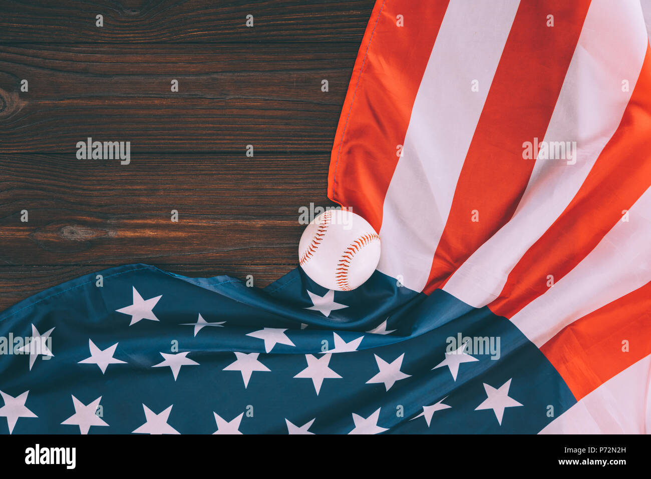 Blick von oben auf die baseball ball und amerikanische Flagge auf hölzernen Tisch Stockfoto