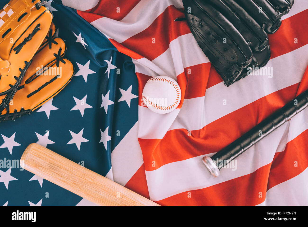 Blick von oben auf die baseball ball, Fledermäuse und Handschuhe auf amerikanische Flagge Stockfoto