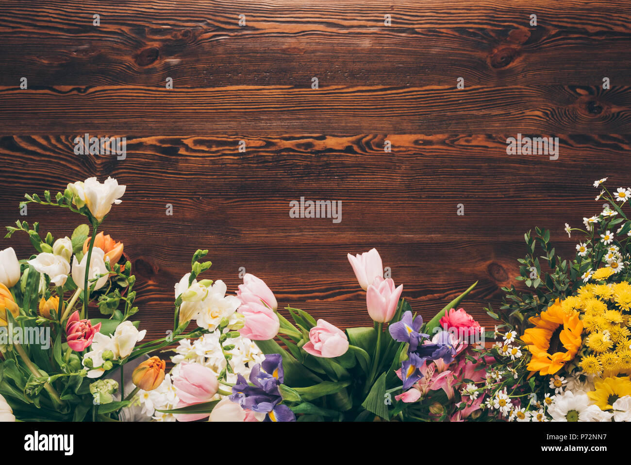 Blick von oben auf die verschiedenen farbigen Blumen auf dem Tisch in Flower Shop Stockfoto