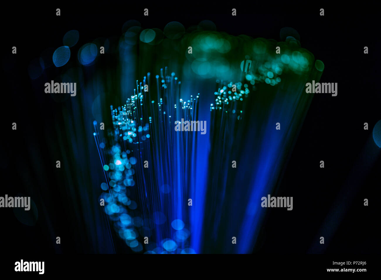 Selektiver Fokus der leuchtende blaue Fiber Optics Textur Hintergrund Stockfoto