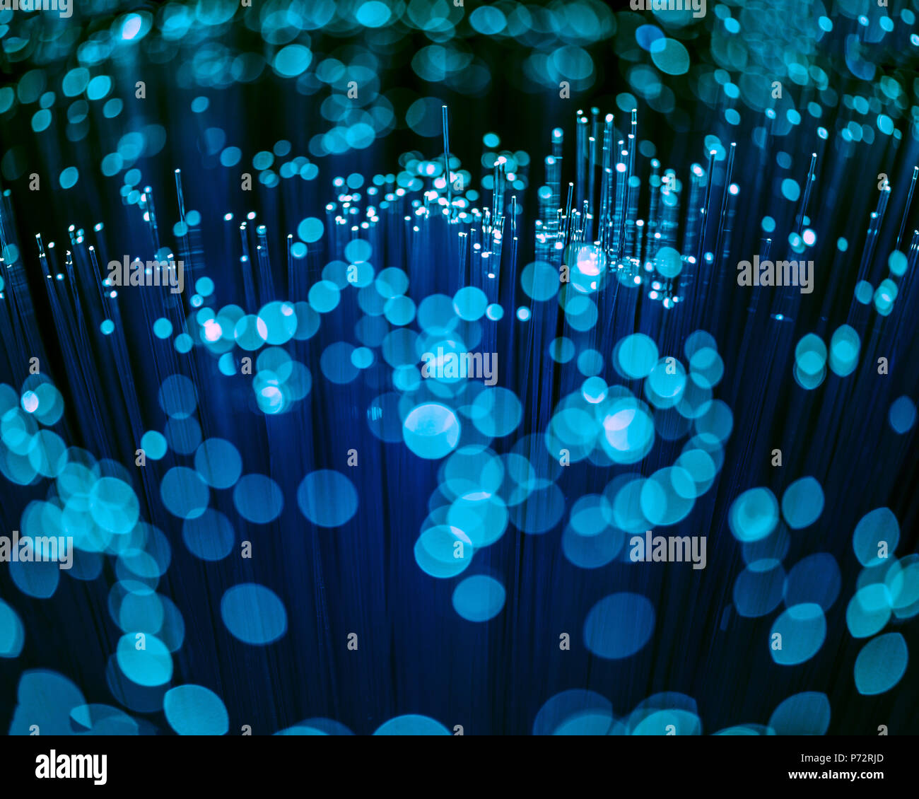 Selektiver Fokus der leuchtende blaue Fiber Optics Textur mit Bokeh Stockfoto