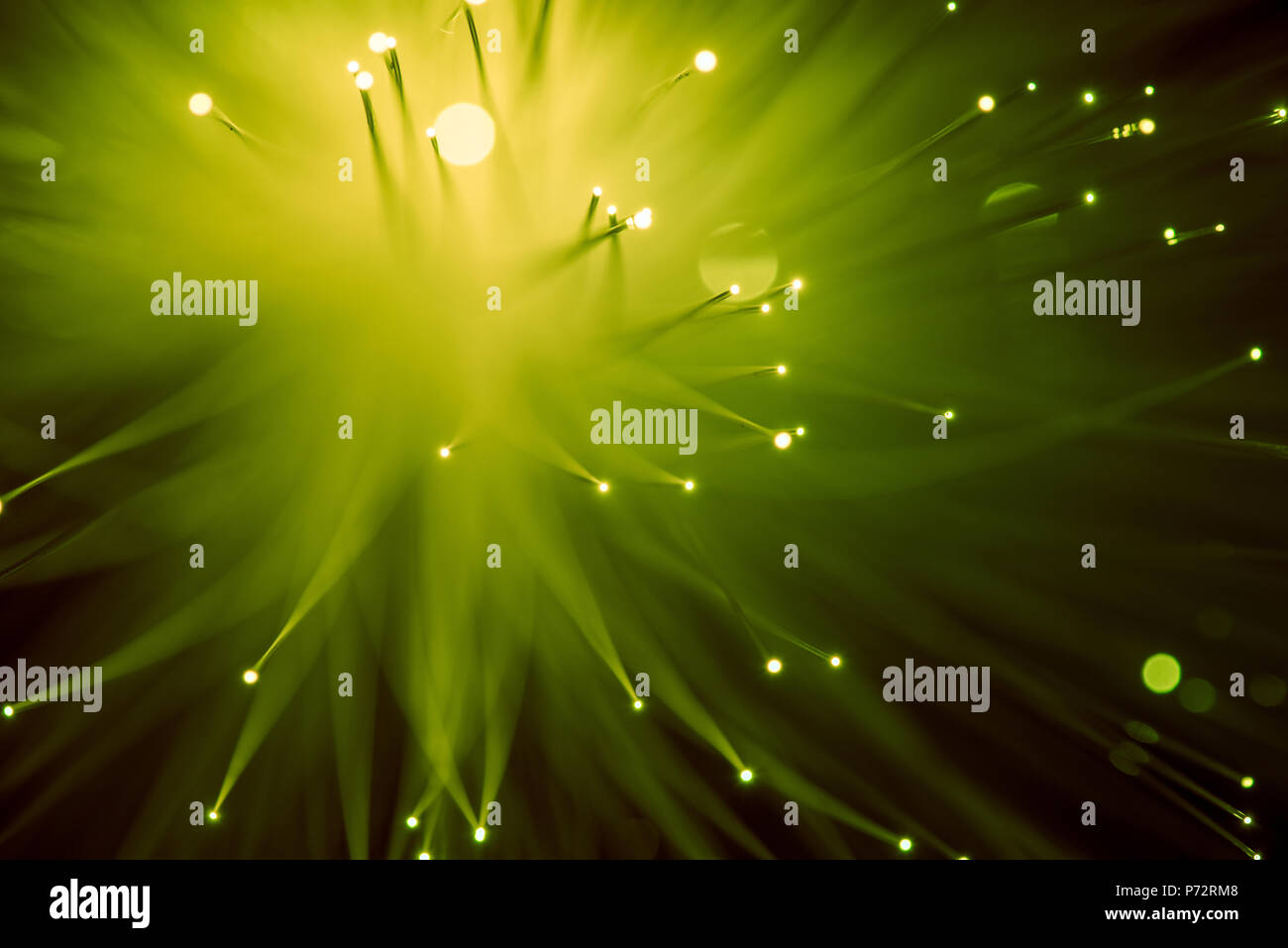 Blick von oben auf die leuchtende gelbe Glasfaser Hintergrund Stockfoto