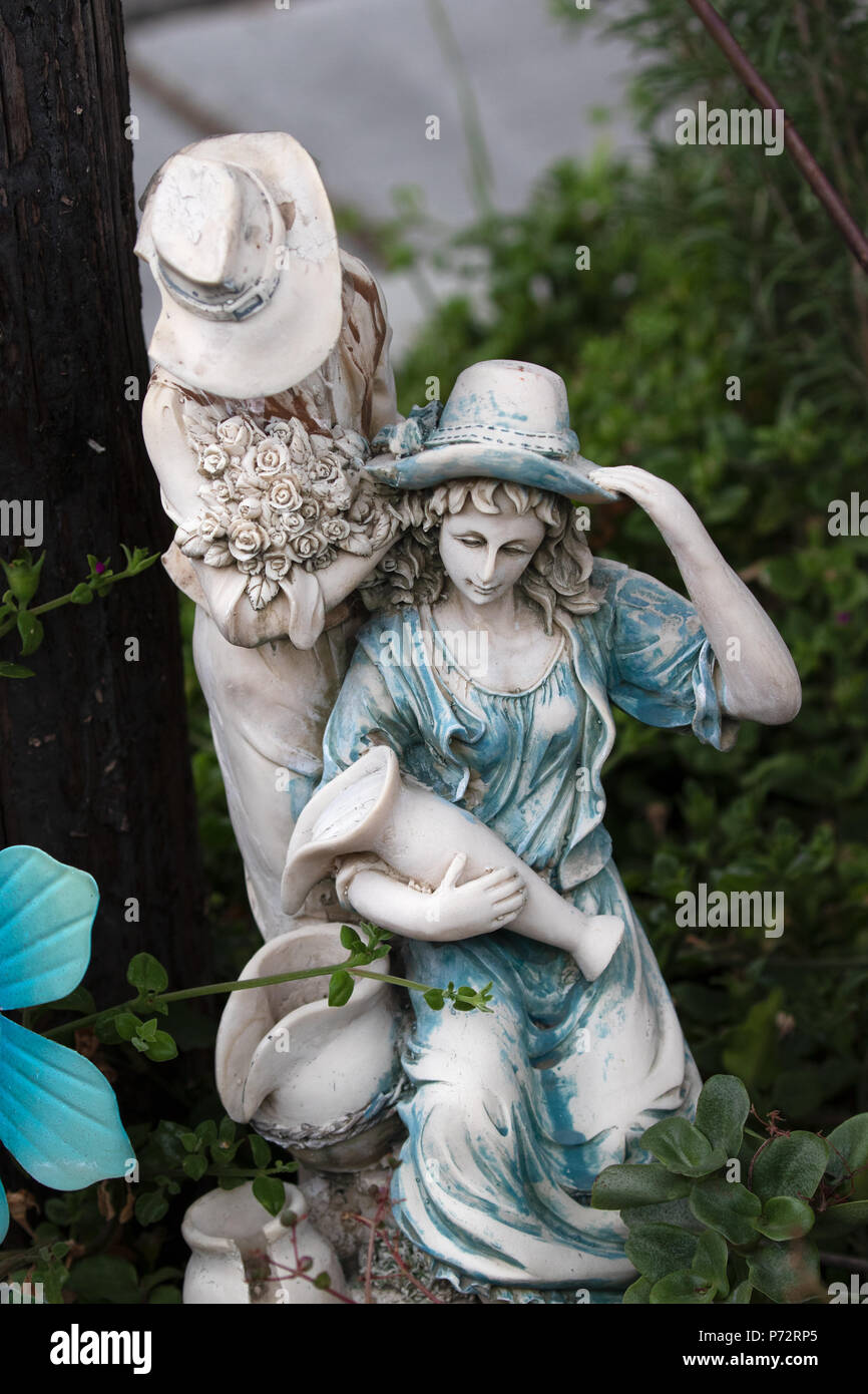Whimsical Garten Kunst Dekoration - Zwei Damen im Garten Stockfoto