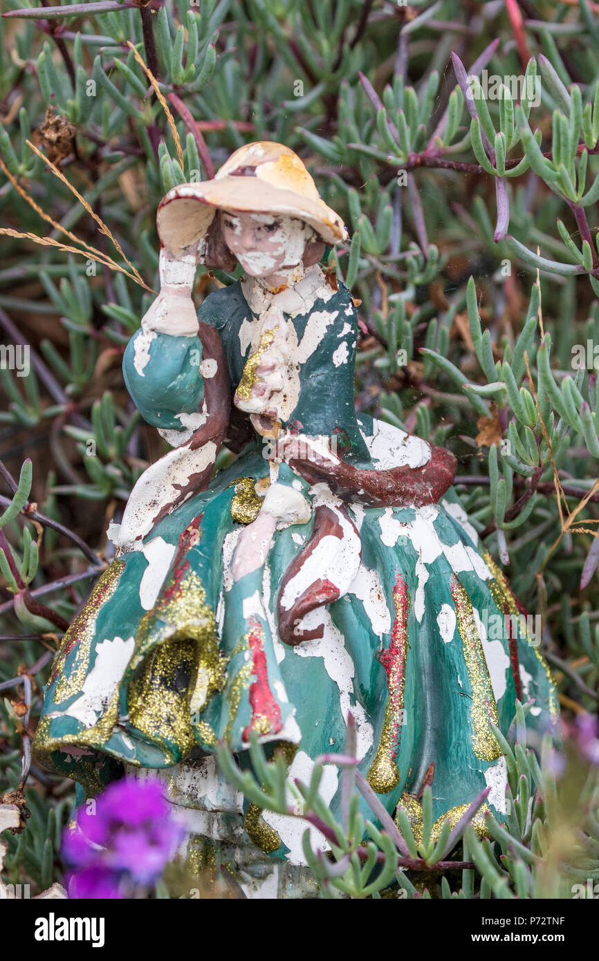 Whimsical Garten Kunst Dekoration - Frau trägt, was war einmal ein schönes Kleid Stockfoto