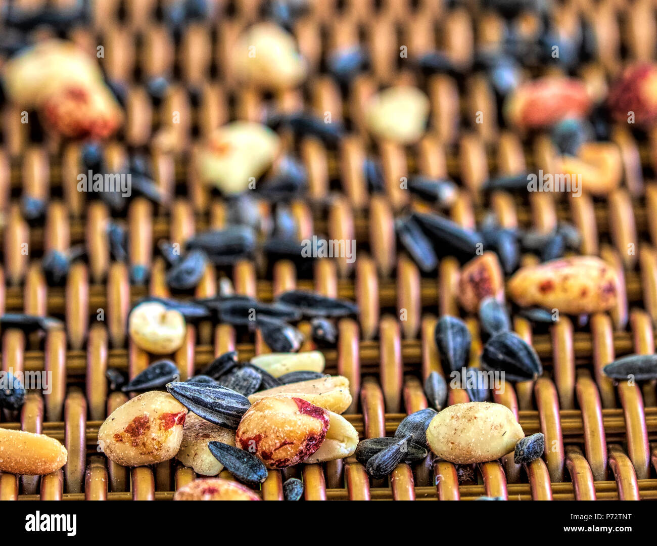 Erdnüsse und Sonnenblumenkerne auf Tisch im Freien Stockfoto