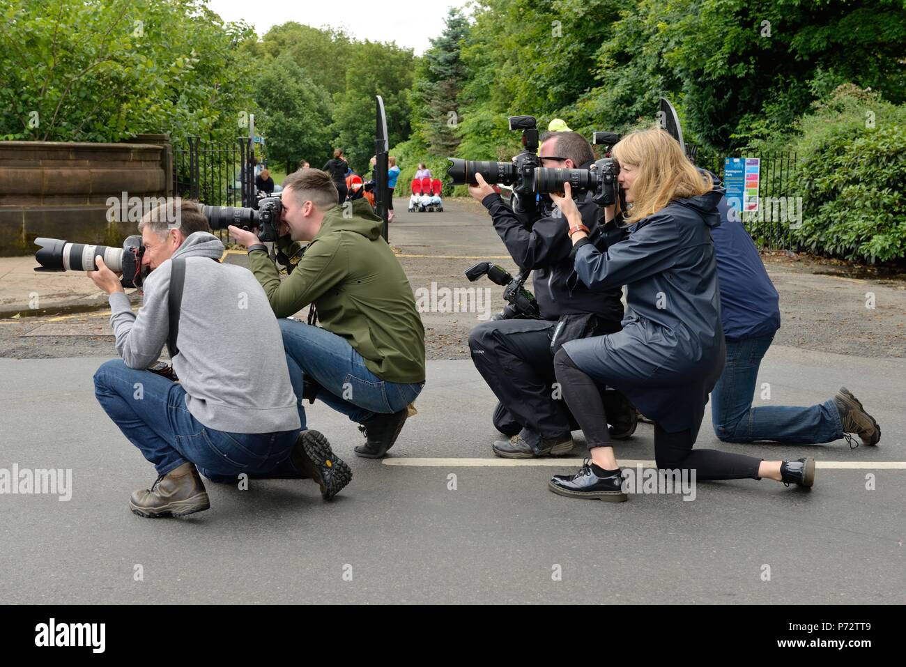 Fotografen Linie bis zu Bilder, die für die lokalen Nachrichten und Medien in Großbritannien erfassen Stockfoto