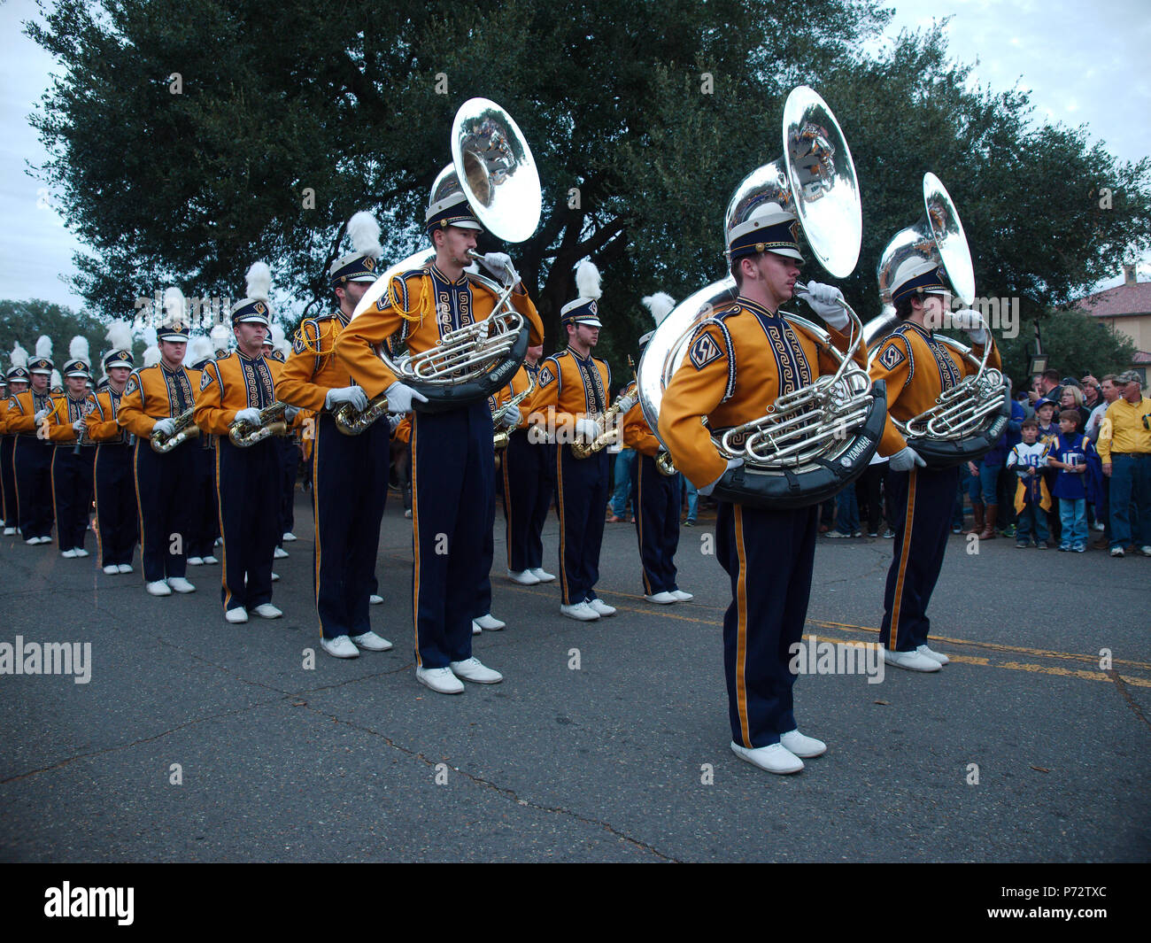 Baton Rouge, Louisiana, USA - 2017: der Louisiana State University Band führt, während an der Universität Campus marschieren, bevor ein Fußball-Spiel. Stockfoto