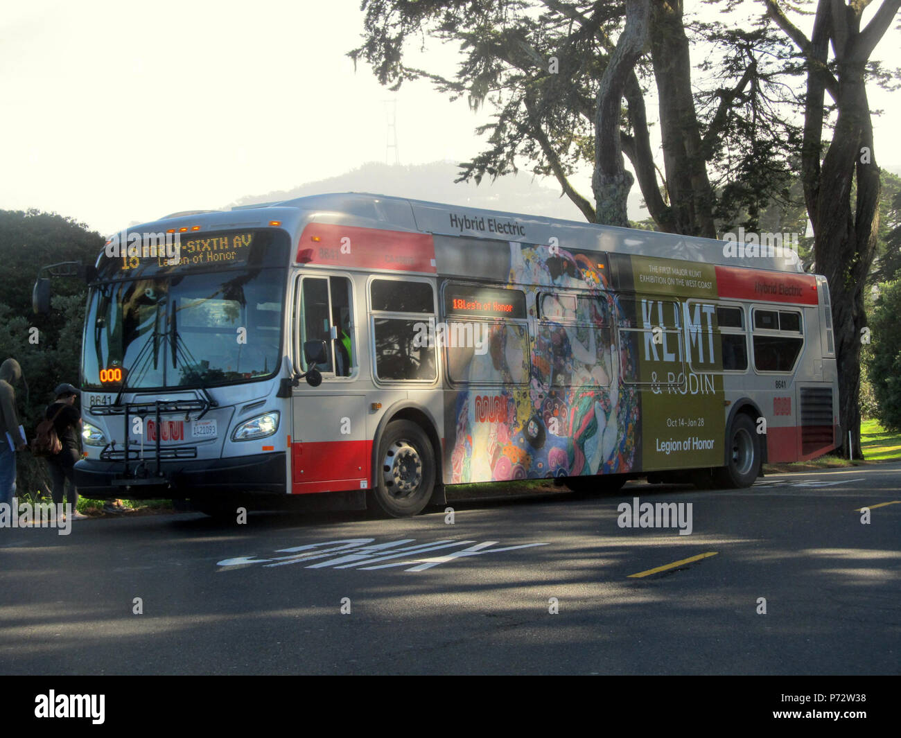 Englisch: Muni Route 46 Bus an der Legion von Ehre im Januar 2018. Die wrap Werbung für die Klimt/Rodin Ausstellung - dann geschieht an der Legion von Ehre - verfügt über Klimts 1913 arbeiten die Jungfrau. Am 6. Januar 2018 58 Muni Route 46 Bus mit den Maiden ad an der Ehrenlegion, Januar 2018 getroffen Stockfoto