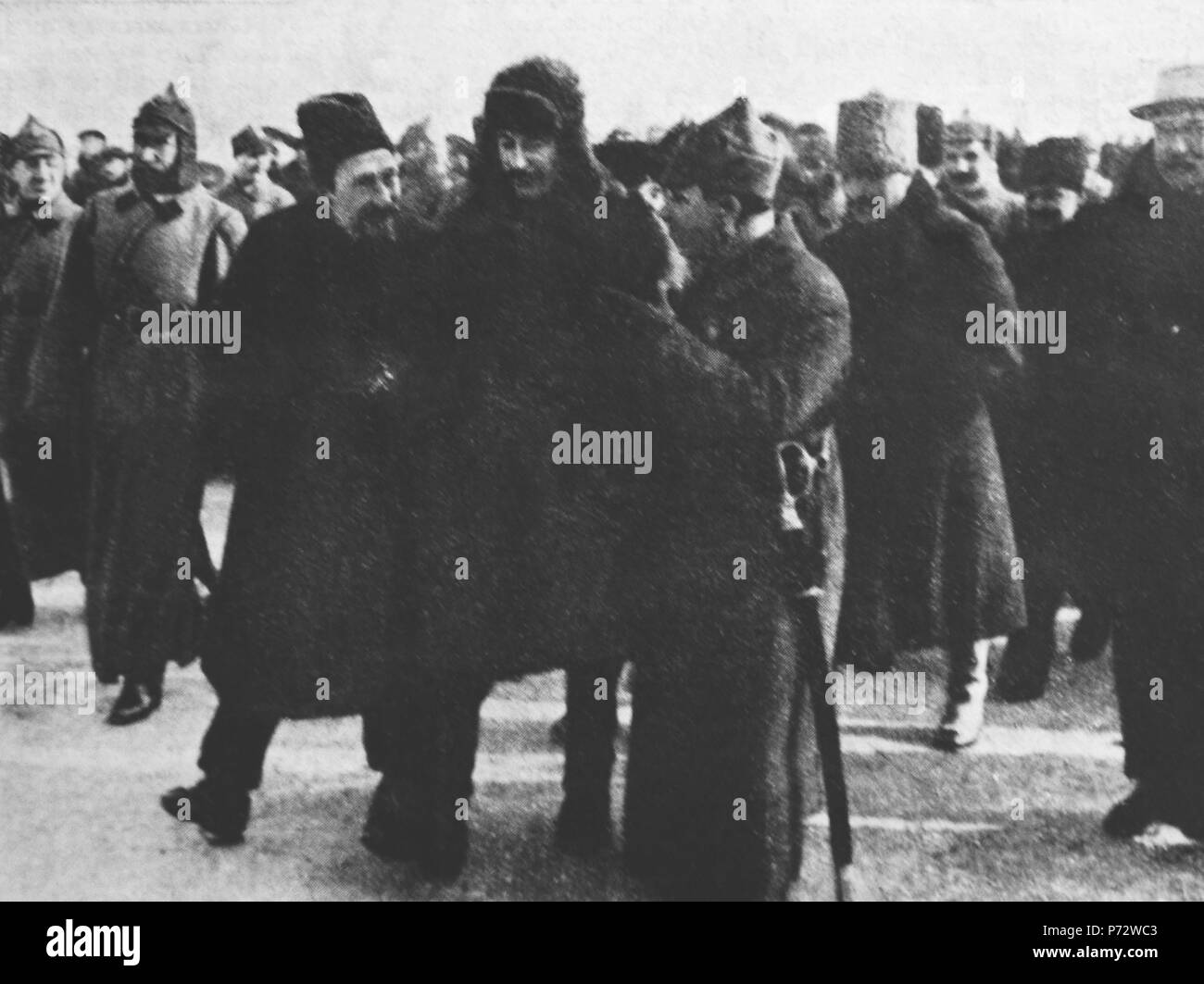 Englisch: Alexej Rykow, Leiter der sowjetischen Regierung, Josef Stalin, Generalsekretär der Kommunistischen Partei und Klim Woroschilow, sowjetischen Minister für Verteidigung. Das Foto Datum Feb 23 1928. Der Rote Platz Feier zum 10. Jahrestag der Roten Armee. Українська: Голова Радянського уряду Олексій Риков, Генеральний Cекретар Комуністичної партії Сталін Йосип та Міністр Оборони СРСР Клім Ворошилов. 23 лютого 1928 р. 10 Святкування й річниці створення Червоної Армії. 11. März 1928 6 Rykow Stalin, Woroschilow 1928 Stockfoto