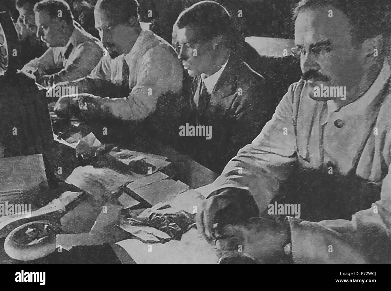 Englisch: Kliment Woroschilow, Lazar Kaganowitsch, Alexander Kosarev und Wjatscheslaw Molotow auf der 7. Konferenz der All-unions-leninistische kommunistische Jugendverband (Komsomol). :,," (7). 15. Juli 1932 7 Woroschilow Kaganowitsch Kosarev Molotow 1932 Stockfoto