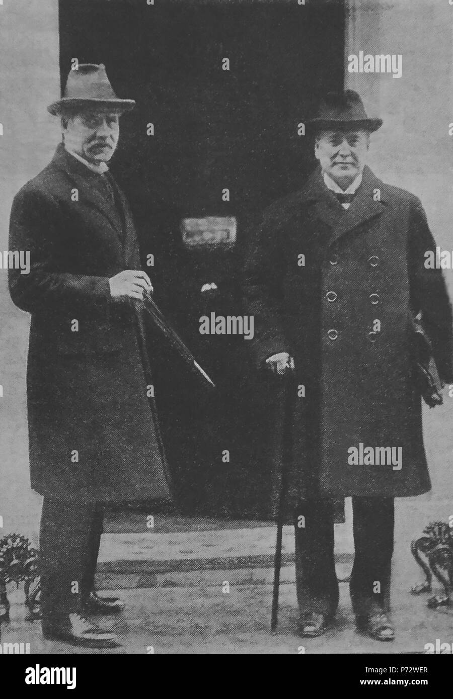 Englisch: Ramsay MacDonald, Premierminister des Vereinigten Königreichs und Christian Rakowski, Chef des sowjetischen diplomatischen Delegation. Ort: London, 10 Downing Street. Datum: formelle Anerkennung der UDSSR von Großbritannien Feb 1924. Kontext: die formale Anerkennung und Etablierung der diplomatischen Beziehungen war extrem wichtig für die sowjetische Regierung. Christian Rakowski links die leitenden Posten des Vorsitzenden des Rates der Volkskommissare (Ministerpräsident) der Ukrainischen SSR den Auftrag, die diplomatischen Beziehungen mit Großbritannien zu führen. Arthur Koestler, der Rubashov, die Hauptfigur in seinem 1940 Roman Stockfoto