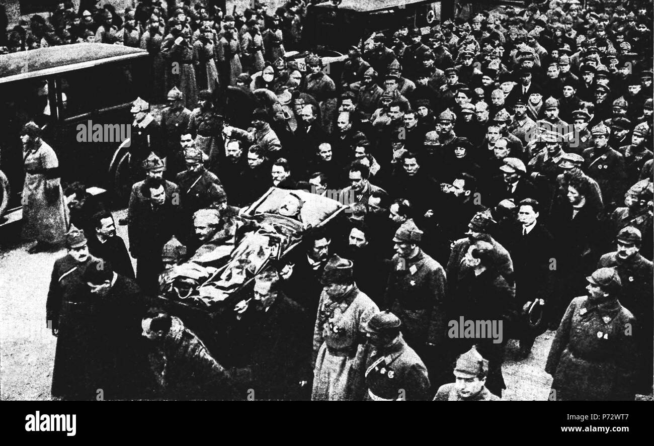 Englisch: Auf dem Foto sehen Sie bitte Anmerkungen: Alexei Rykow, Vorsitzender des Rates der Volkskommissare (Ministerpräsident). Lew Kamenjew, Stellvertretender Vorsitzender des Rates der Volkskommissare (Stellvertretender Ministerpräsident). Grigori Sinowjew, Vorsitzender des Exekutivkomitees der Komintern. Michail Kalinin, Vorsitzender des zentralen Exekutivkomitees der Allrussischen Sowjetkongresses. Avel Enukidze, Sekretär des zentralen Exekutivkomitees der Sowjetunion. Baldrian Kuibyschew, Erster Stellvertreter des Vorsitzenden des Rates der Volkskommissare der Sowjetunion. Yemelyan Jaroslawski, Stockfoto