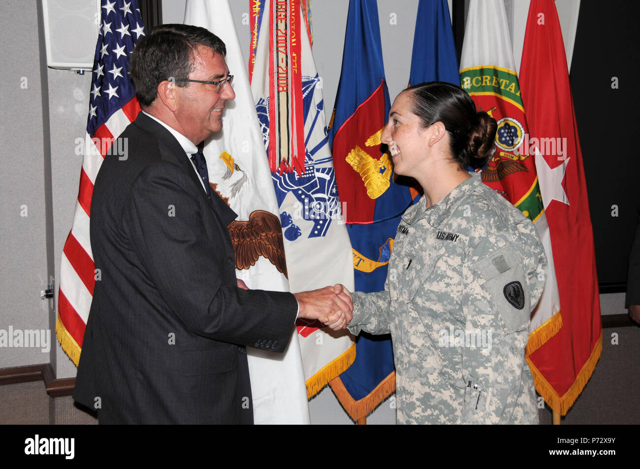 Der stellvertretende US-Verteidigungsminister Dr. Ashton B. Carter (links) schüttelt Hände mit einem flugschüler auf das erste Bataillon zugeordnet, 145 Aviation Regiment während eines Besuches in Fort Rucker, Ala Jun 4, 2013 über Flugschule zu erfahren und darüber, wie die Installation spielt eine wichtige und wirtschaftliche Rolle in Alabama. Stockfoto