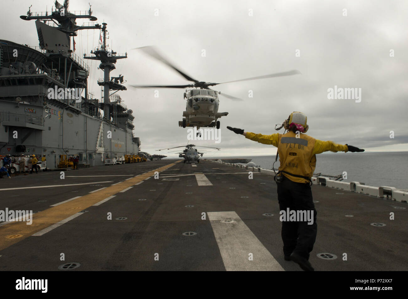 Ozean (23. Juni 2013) Japan Maritime Verteidigung-kraft (JMSDF) pilot Lt. j.g. Sayuri Haraguchi startet in eine SH-60K Sea Hawk Hubschrauber aus dem Flight Deck der Amphibisches Schiff USS Boxer (LHD4). Haraguchi Geschichte gemacht, als sie die erste Pilotin wurde aus dem JMSDF an Land und von einem Schiff der US-Marine. Boxer ist unterwegs die Teilnahme an Dawn Blitz, ein Szenario - gefahrene Übung führte durch die US-Flotte 3. und 1. Marine Expeditionary Force (1. MEF), daß die Tests, die die Teilnehmer bei der Planung und Durchführung von Amphibischen Operationen durch eine Reihe von Live Training Veranstaltungen. Stockfoto