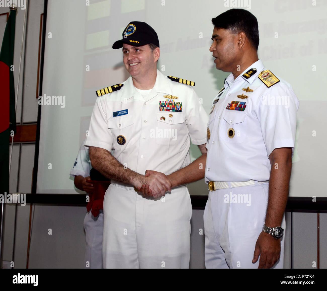Bangladesch (Sept. 21, 2013) - Kapitän Fred Kacher, stellvertretender Kommandant, Destroyer Squadron (DESRON) 7, schüttelt Hände mit hinteren Adm. Aurangzeb Chowdury, Assistant Chief des militärischen Personals, bei der Abschlussfeier der Zusammenarbeit flott Bereitschaft und Weiterbildung (CARAT) Bangladesch 2013. Us-Marine Einheiten die Teilnahme an CARAT Bangladesch gehören die DESRON 7 Personal, Mitglieder aus der Maritimen zivilen Angelegenheiten und Sicherheit Training Command (MCAST), Mitglieder von Flott Training Gruppe, westlichen Pazifik und das Tauchen und das Bergungsschiff USNS Safeguard (T-ARS 50) mit Eingeschifft Mobile Tauchen und Bergung (MDSU) 1. CA Stockfoto