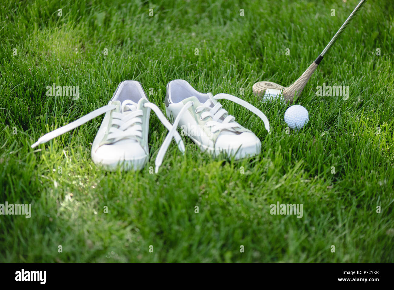 Nahaufnahme, Ansicht der Golfausrüstung und weiße Schuhe auf Green pitch Stockfoto