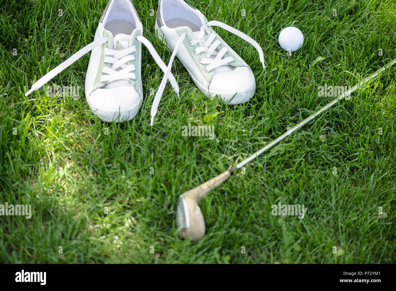 Nahaufnahme, Ansicht der Golfausrüstung und weiße Schuhe auf Green pitch Stockfoto